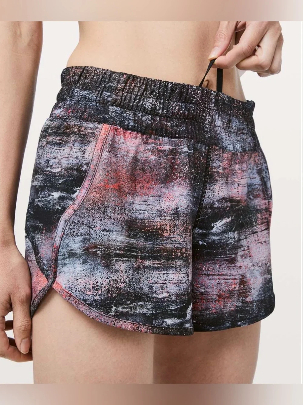 Lululemon Hotty Hot Low-Rise Shorts 4” Hyper Flow Pink Multi / Black Size 8